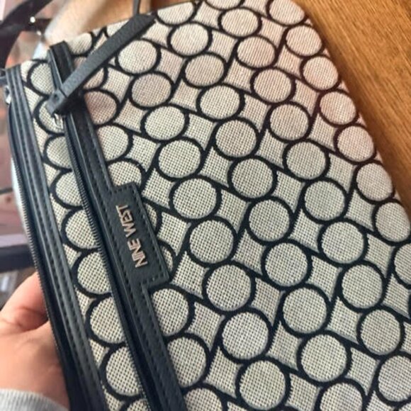 Nine West Crossbody Sling Bag Womens Beige Black Signature Logo Adjustable Strap - Picture 4 of 9